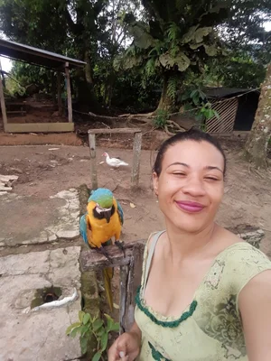 Neta com arara em comunidade